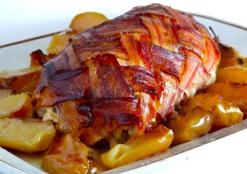 Lombo de Porco assado com bacon e maçãs delicioso fica incrível