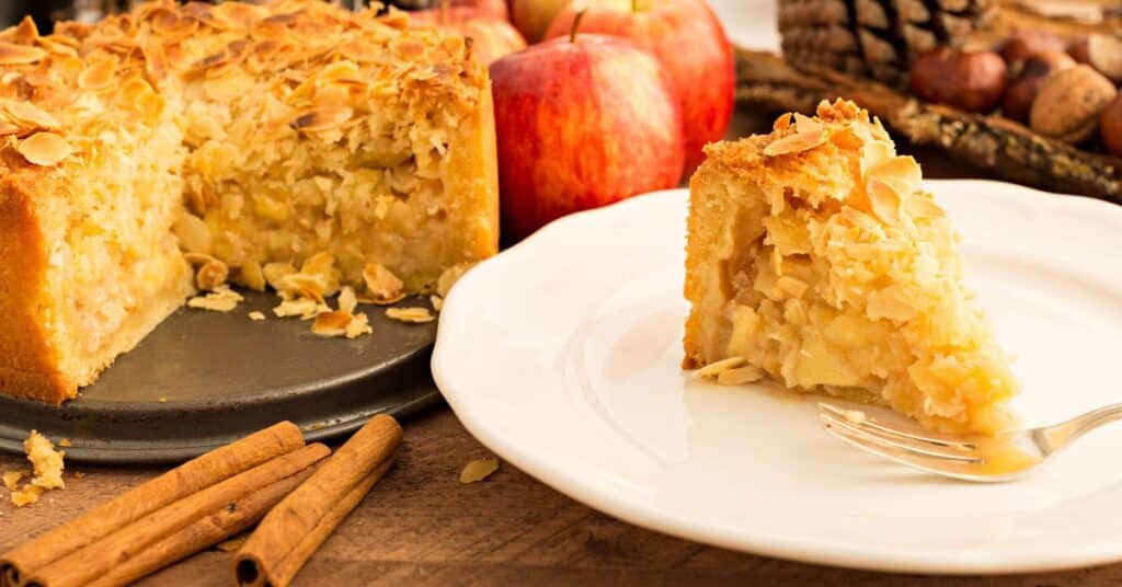 Bolo de maçã fofinho com pedacinhos de fruta confira