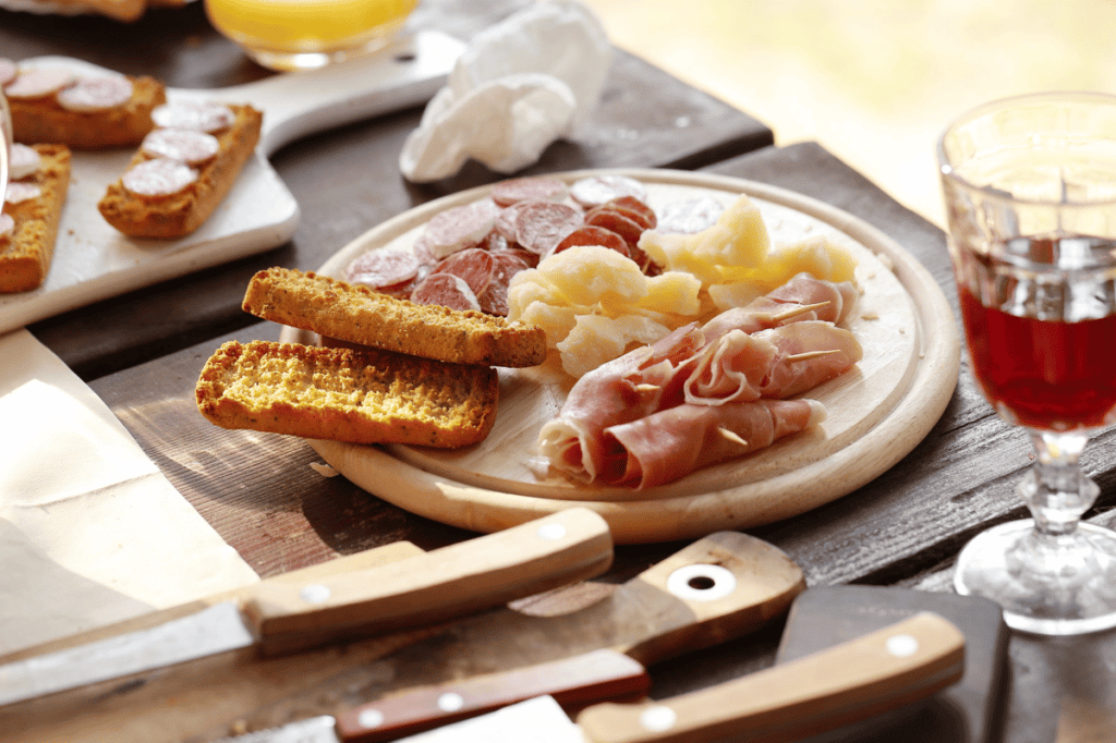 Aperitivo de queijo coalho com bacon