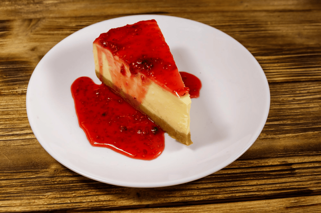 Cheesecake de chantily com calda de amora