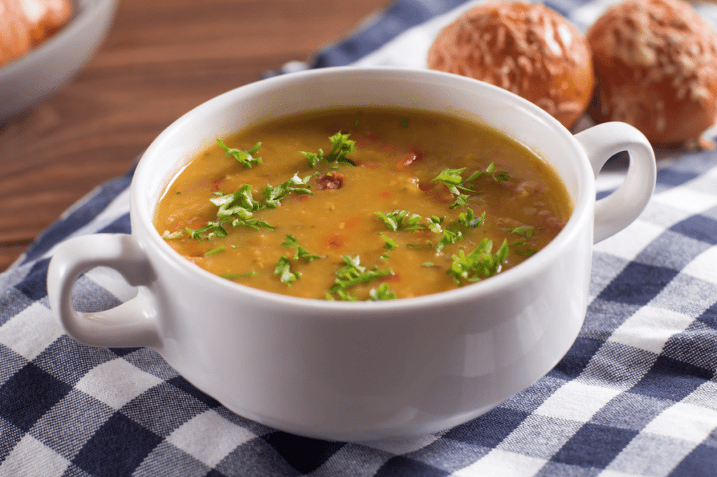 Caldo de mandioca com carne moída